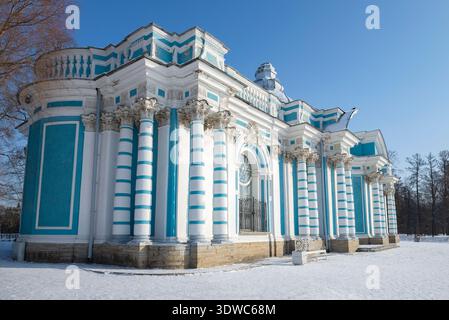PUSCHKIN, RUSSLAND - 21. FEBRUAR 2023: Grottenpavillon Close-up. Wintertag im Katharinenpark, Zarskoje Selo (Sankt Petersburg), Russland Stockfoto