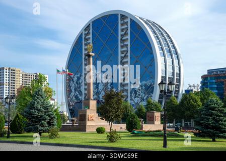 GROSNY, RUSSLAND - 14. JUNI 2023: Stele „Stadt des militärischen Ruhms“ auf dem Hintergrund eines modernen Gebäudes. Grosny, Republik Tschetschenien Stockfoto