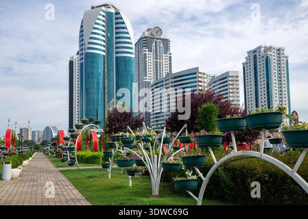 GROSNY, RUSSLAND - 14. JUNI 2023: Blumenallee im Grosny City Complex. Grosny, Republik Tschetschenien Stockfoto