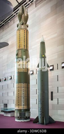 Pershing II war eine mobile ballistische Mittelstreckenrakete, die ab 1983 von der US-Armee in Westdeutschland eingesetzt wurde. Der von Martin Marietta gebaute, thermonukleare Sprengkopf mit variabler Ausbeute von 5 bis 50 Kilotonnen TNT trug; dieses Beispiel ist ein Trainer mit Abmessungen und Gewicht, der mit einer operativen Rakete identisch ist und 1990 an die NASM übertragen wurde. Das Archivbild dokumentiert eine Oberfläche-Oberfläche-Rakete aus dem Kalten Krieg, die 1987 durch den Atomwaffenvertrag für mittlere Strecken eliminiert wurde. Stockfoto