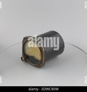 Anzeige, Kraftstoffmenge 3-1/8 Zoll Durchmesser ist ein Cockpit-Instrument für Flugzeuge, das zur Messung von Kraftstoffständen von 0 bis 120 Einheiten mit einer 24-Volt-Elektrik und einem 5-poligen Stecker entwickelt wurde. Das Archivbild zeichnet Korrosion am Gehäuse und der Zifferblattbaugruppe auf. Dieser historische Fotodruck dokumentiert ein auf Tafelplatten montiertes Messgerät, das zur Integration in ein Treibstoffüberwachungssystem eines Flugzeugs bestimmt ist. Stockfoto