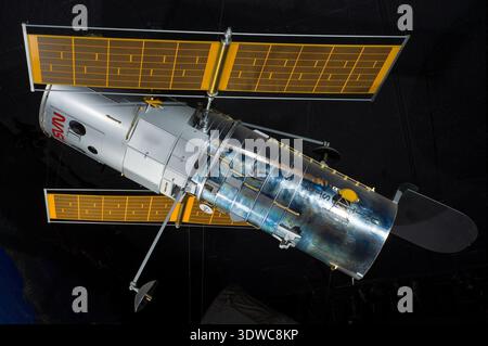 Modell 1:5, Hubble Weltraumteleskop ist das Thema dieses historischen Schwarzweißfotos. Dieser Archiveintrag dokumentiert die Skalendarstellung mit dem Titel für Inventar- und Identifikationszwecke. Der historische Fotodruck dokumentiert die strukturelle Form und die äußeren Zusammensetzungen des Raumfahrzeugmodells, auf das in der Beschreibung Bezug genommen wird. Stockfoto