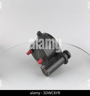 Die Treibstoffmengenanzeige ist ein Cockpit-Instrument, das in Flugzeugen zur Anzeige des Treibstofftanks für das Flugmanagement verwendet wird. Die in der japanischen Marineflugzeuge verwendeten Versionen umfassten Primerpumpen und Schlauchverbinder für Wartungs- und Prüfverfahren. Das archivierte fotografische Protokoll dokumentiert die Messskala und die zugehörigen Armaturen. Stockfoto