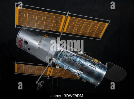 Modell 1:5, Hubble Weltraumteleskop ist das Thema dieses historischen Schwarzweißfotos. Dieser Archiveintrag dokumentiert die Skalendarstellung mit dem Titel für Inventar- und Identifikationszwecke. Der historische Fotodruck dokumentiert die strukturelle Form und die äußeren Zusammensetzungen des Raumfahrzeugmodells, auf das in der Beschreibung Bezug genommen wird. Stockfoto