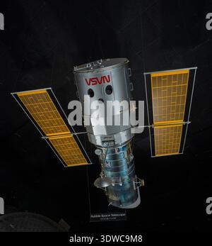 Modell 1:5, Hubble Weltraumteleskop ist das Thema dieses historischen Schwarzweißfotos. Dieser Archiveintrag dokumentiert die Skalendarstellung mit dem Titel für Inventar- und Identifikationszwecke. Der historische Fotodruck dokumentiert die strukturelle Form und die äußeren Zusammensetzungen des Raumfahrzeugmodells, auf das in der Beschreibung Bezug genommen wird. Stockfoto
