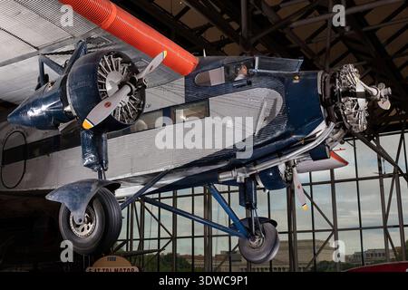 Ford 5-AT Tri-Motor (1928) war ein dreimotoriges Ganzmetall-Eindeckflugzeug, das von der Stout Metal Airplane Company unter Ford-Eigentümerschaft für den zivilen Luftverkehr entwickelt wurde. Das Archivbild dokumentiert die Flugzeugkonfiguration, die Abmessungen und die Radialmotoren von Pratt & Whitney Wasp, die für den kommerziellen Luftverkehr verwendet werden. Stockfoto