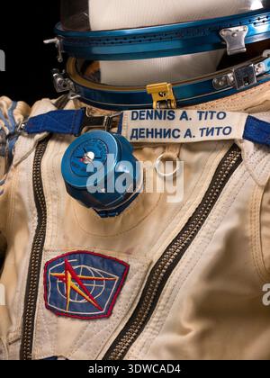 Sokol KV-2 Pressure Suit ist ein russischer Start- und Eintritts-Raumanzug, der entwickelt wurde, um die Sojus-Besatzungen während kritischer Flugphasen und Notfälle zu schützen. Dennis Tito benutzte diesen Anzug während der Sojus TM-32, die am 28. April 2001 startete und den ersten privat finanzierten orbitalen Touristenflug zur Internationalen Raumstation markierte. Das Archivbild dokumentiert den erhaltenen Anzug, der 2003 einer Museumssammlung geschenkt wurde. Stockfoto