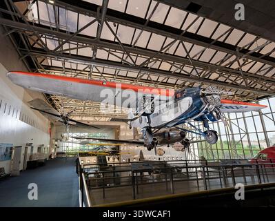 Ford 5-AT Tri-Motor (1928) wurde als größere Variante des Ford 4-AT mit erhöhter Leistung und Nutzlast entwickelt. Das Archivfotogramm dokumentiert das technische Layout des Flugzeugs. Stockfoto