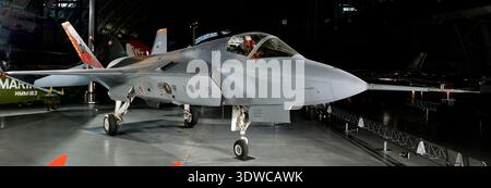 Lockheed Martin X-35B STOVL 2001 ist ein Kurzstart- und Vertikallandungsflugzeug, das für das Joint Strike Fighter-Programm entwickelt wurde und von einem Pratt & Whitney JSF119-PW-611 Turbofan mit Wellenantrieb angetrieben wird. Sie wurde von der X-35A umgebaut, um die STOVL-Fähigkeit für die US-amerikanischen und britischen Militärdienste zu testen. Das Archivfoto dokumentiert die Flugzeugkonfiguration, die bei frühen Antriebs- und Flugtests verwendet wurde. Stockfoto