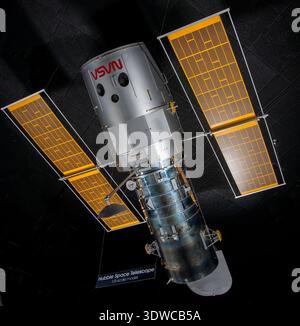 Modell 1:5, Hubble Weltraumteleskop ist das Thema dieses historischen Schwarzweißfotos. Dieser Archiveintrag dokumentiert die Skalendarstellung mit dem Titel für Inventar- und Identifikationszwecke. Der historische Fotodruck dokumentiert die strukturelle Form und die äußeren Zusammensetzungen des Raumfahrzeugmodells, auf das in der Beschreibung Bezug genommen wird. Stockfoto