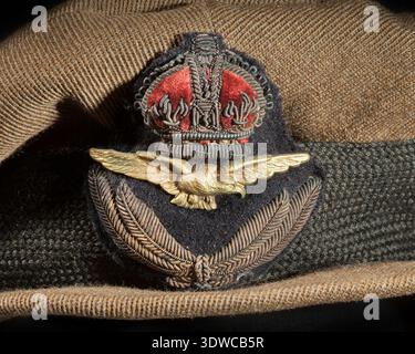 Wes Archer (Datum unbekannt), ein Offizier des Royal Flying Corps, trug eine Dienstmütze mit einem RFC-Abzeichen und einem RAF-Stoffabzeichen, ein Merkmal britischer Luftfahrtaucher während des Ersten Weltkriegs Stockfoto