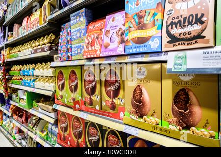 London UK, 26. Februar 2026, Auswahl an festlichen Milchschokolade Ostereier-Süßwaren in Supermarktregalen Stockfoto