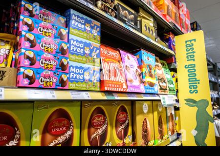 London UK, 26. Februar 2026, Auswahl an festlichen Milchschokolade Ostereier-Süßwaren in Supermarktregalen Stockfoto