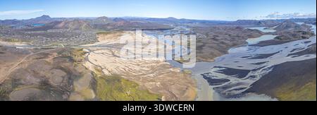 Panoramablick auf Fjallabak Nyrðri am Zusammenfluss der Flüsse Jökulgilsá und Tungnaá im isländischen Hochland. Stockfoto