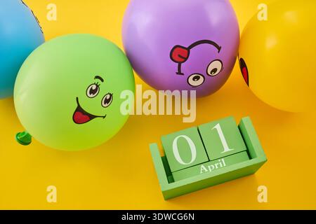 April-Kalender mit lustigen Ballons Stockfoto