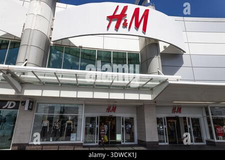 Außenfassade eines H&M-Einzelhandels für Mode und Bekleidung. London, UK, 28. Juli 2024 Stockfoto