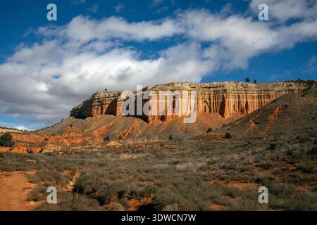 Drohnenblick auf den Red Canyon in der Barrachina Schlucht in Teruel, Aragon, Spanien, mit intensivem Tageslicht Stockfoto