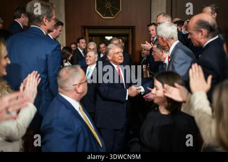 Präsident Donald J. Trump begrüßt die Kongressabgeordneten im House Chamber, bevor er am 24. Februar 2026 seine Rede zur Lage der Union im US-Kapitol 2026 hielt. Bild mit freundlicher Genehmigung des Weißen Hauses. Stockfoto