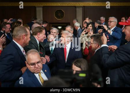 Präsident Donald J. Trump begrüßt die Kongressabgeordneten im House Chamber, bevor er am 24. Februar 2026 seine Rede zur Lage der Union im US-Kapitol 2026 hielt. Bild mit freundlicher Genehmigung des Weißen Hauses. Stockfoto