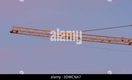Details eines Krans im Sonnenaufgang von Düsseldorf Deutschland - Blau und Orange - Stadtentwicklung Stockfoto
