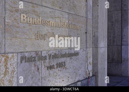 Berlin, Deutschland - 26. Februar 2026: Detail des Bundesministeriums für Finanzen auf dem Platz des Aufstandes 1953 in Berlin. Stockfoto