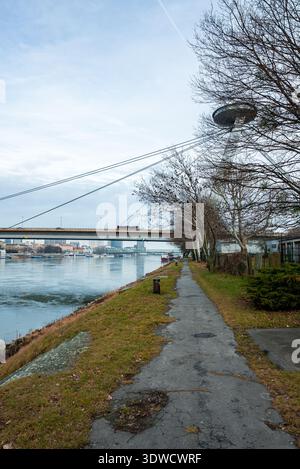 SNP-Brücke und UFO-Turm über die Donau in Bratislava, Slowakei Stockfoto