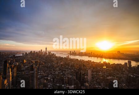 Panoramablick auf die Skyline von New York City während des goldenen Sonnenuntergangs über dem Hudson River Stockfoto