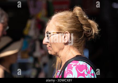 BANGKOK, THAILAND. 25. JANUAR 2026: Seniorinnen kaufen auf dem Markt, ungeschützte Bewegung, natürliche offene Bewegung, Seitenprofil, auf dem Chatuchak Markt. Stockfoto