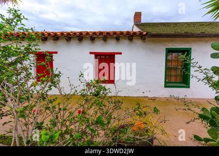Das im spanischen Stil erbaute lehmgebäude verfügt über leuchtende rote und grüne Fensterrahmen unter einem Terrakotta-Dach im Old Town San Diego State Historic Park, Californi Stockfoto