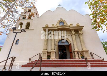 San Diego, Kalifornien - 30. Dezember 2025: Die katholische Kirche der makellosen Empfängnis zeigt die Architektur der Mission Revival in der Altstadt von San Diego State Hi Stockfoto