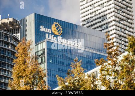 Toronto, Kanada, 20. Oktober: Modernes Sun Life Financial Bürogebäude mit Firmenlogo auf einer Glasfassade, umgeben von Wohnhochhäusern Stockfoto