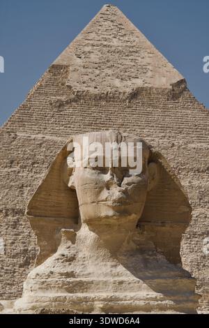 Große Sphinx von Gizeh und Pyramide von Khafre Gizeh Kairo Ägypten Mittlerer Osten Stockfoto