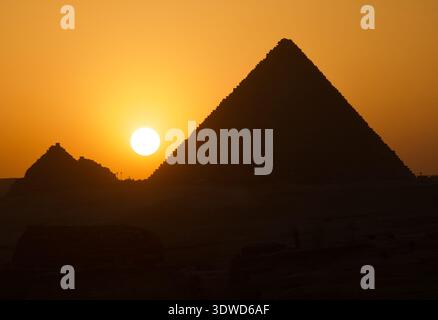 Sonnenuntergang über den Pyramiden von Gizeh Pyramide von Khafre und Pyramide von Menkaure Gizeh Kairo Ägypten Mittlerer Osten Stockfoto