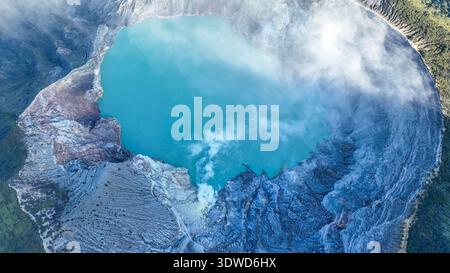 Drone View of Mount Kawah Ijen Vulcano Crater in Ost-Java, Indonesien. Stockfoto
