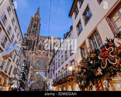 Straßburger Weihnachtsmarkt: Traditionelles elsässisches Weihnachtsdekor und historische Architektur während der Wintersaison. Stockfoto