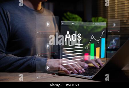 Digital Advertising Analytics und Videowerbekampagnen. Person, die ein Notebook verwendet, um Kennzahlen für die Leistung digitaler Anzeigen und Kampagnendaten zu analysieren. Digitales Marketing Stockfoto