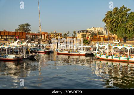 Ausflugsbooote am Nil in Luxor, Ägypten, Afrika | Ausflugsboote auf dem Nil in Luxor, Ägypten, Afrika Stockfoto