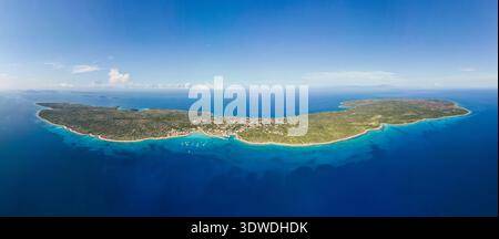 Drohnenansicht von Silba in Kroatien mit Küstendorf, türkisfarbenem Adria, Booten und malerischer Inselküste. Beliebte Sommerreisen Stockfoto