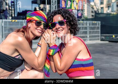 Zwei Frauen feiern gemeinsam das lgbtq PRIDE Event Stockfoto