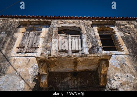 Die Fassade eines alten verlassenen Hauses aus Stein Stockfoto