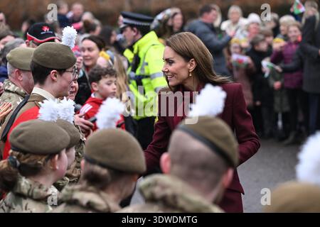 Die Prinzessin von Wales spricht vor dem St. David's Day mit Militärpersonal, als sie nach ihrem Besuch in Hafan Yr Afon, einem Zentrum für Kultur, Gemeinschaft und Erbe in Newtown, Wales, verlässt. Bilddatum: Donnerstag, 26. Februar 2026. Stockfoto