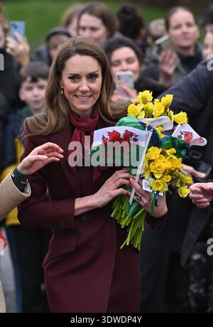Die Prinzessin von Wales erhält Sträuße mit Narzissen, als sie nach ihrem Besuch in Hafan Yr Afon, einem Zentrum für Kultur, Gemeinschaft und Erbe in Newtown, Wales, vor dem St. David's Day verlässt. Bilddatum: Donnerstag, 26. Februar 2026. Stockfoto