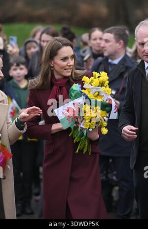 Die Prinzessin von Wales erhält Sträuße mit Narzissen, als sie nach ihrem Besuch in Hafan Yr Afon, einem Zentrum für Kultur, Gemeinschaft und Erbe in Newtown, Wales, vor dem St. David's Day verlässt. Bilddatum: Donnerstag, 26. Februar 2026. Stockfoto