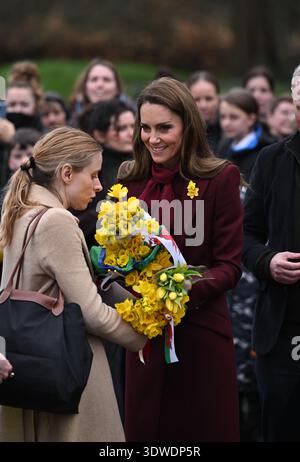 Die Prinzessin von Wales erhält Sträuße mit Narzissen, als sie nach ihrem Besuch in Hafan Yr Afon, einem Zentrum für Kultur, Gemeinschaft und Erbe in Newtown, Wales, vor dem St. David's Day verlässt. Bilddatum: Donnerstag, 26. Februar 2026. Stockfoto