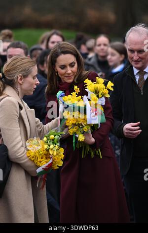 Die Prinzessin von Wales erhält Sträuße mit Narzissen, als sie nach ihrem Besuch in Hafan Yr Afon, einem Zentrum für Kultur, Gemeinschaft und Erbe in Newtown, Wales, vor dem St. David's Day verlässt. Bilddatum: Donnerstag, 26. Februar 2026. Stockfoto