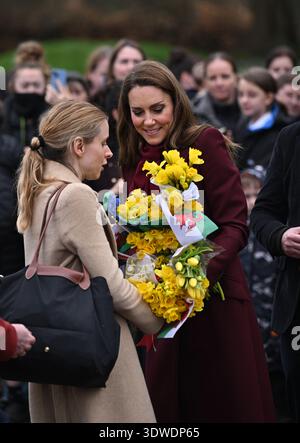 Die Prinzessin von Wales erhält Sträuße mit Narzissen, als sie nach ihrem Besuch in Hafan Yr Afon, einem Zentrum für Kultur, Gemeinschaft und Erbe in Newtown, Wales, vor dem St. David's Day verlässt. Bilddatum: Donnerstag, 26. Februar 2026. Stockfoto