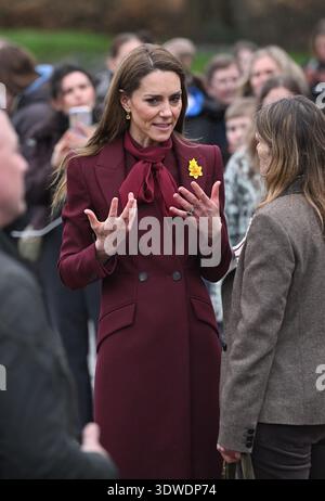 Die Prinzessin von Wales spricht mit Well Wishers, als sie nach ihrem Besuch in Hafan Yr Afon, einem Zentrum für Kultur, Gemeinschaft und Erbe in Newtown, Wales, vor dem St. David's Day verreist. Bilddatum: Donnerstag, 26. Februar 2026. Stockfoto