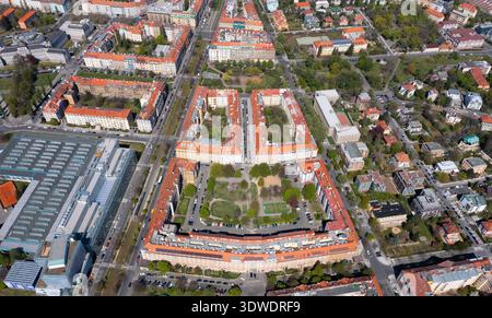 Blick aus der Vogelperspektive auf Wohnhofblöcke in Dejvice, Prag, mit geometrischer europäischer Stadtplanung und traditioneller Apartmentarchitektur. Stockfoto