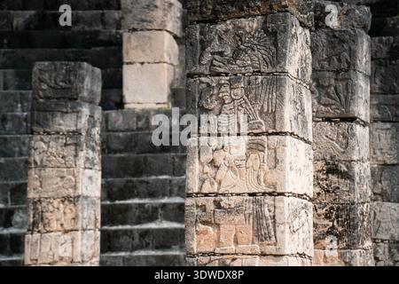 Die komplizierten Steinschnitzereien schmücken die antiken Ruinen von Chichen Itza. Diese historischen Stiche spiegeln das reiche kulturelle Erbe und das künstlerische Pro wider Stockfoto