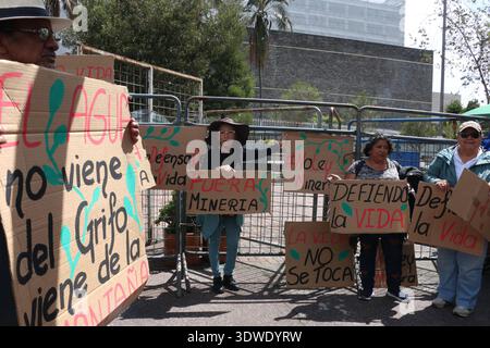 PROTEST GEGEN DAS BERGBAUGESETZ Quito, Donnerstag, 26. Februar 2026 Eine Gruppe von Menschen protestiert vor der Nationalversammlung gegen die Genehmigung der Bergbau- und Energierechnung Fotos API Rolando Enriquez Quito Pichincha Ecuador POL PROTESTAENCONTRADELALEYMINING 45117fb39f65a0c114bd2f9066942349 Copyright: XENRIQUEZx Stockfoto